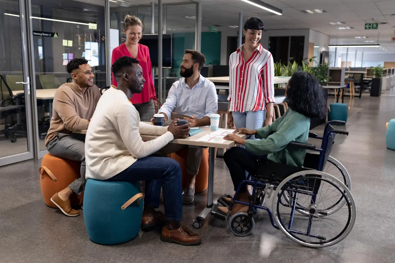 Equipe multicultural discutindo programas de diversidade e inclusão nas empresas